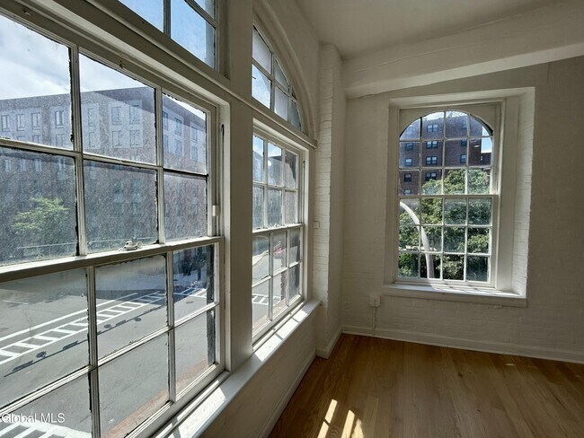 Building Photo - 155 River St