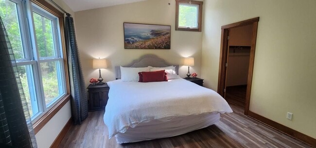 Building Photo - Fully Furnished Monthly Off-Season Gem!