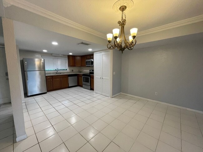 Building Photo - 710 Raymond Cir