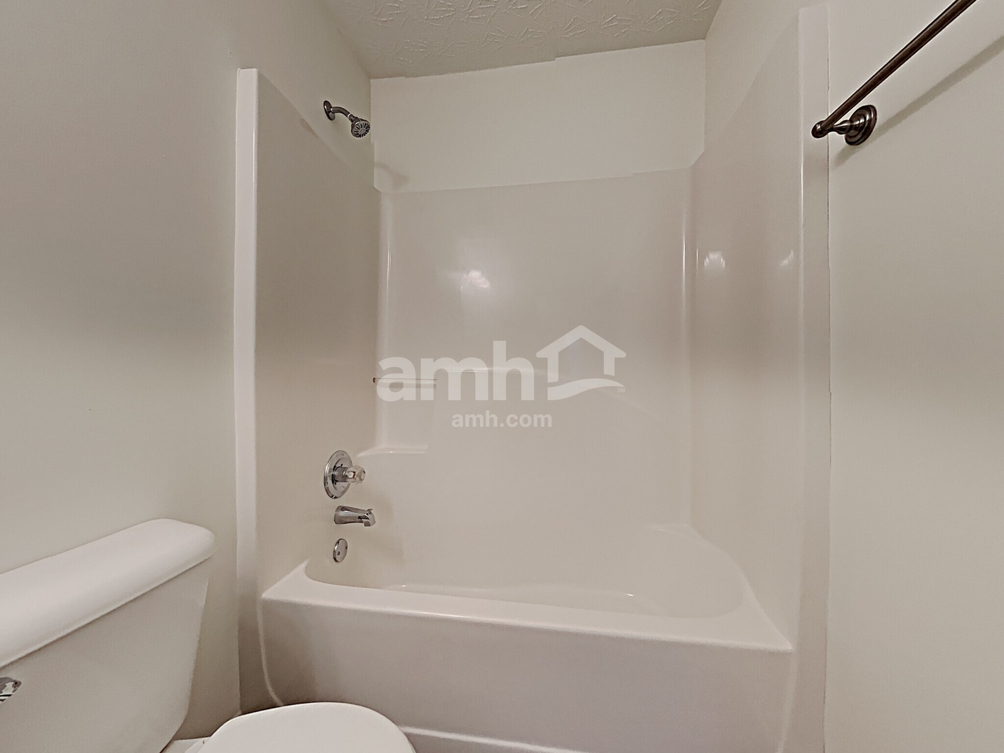 Building Photo - 330 Meadows Ln