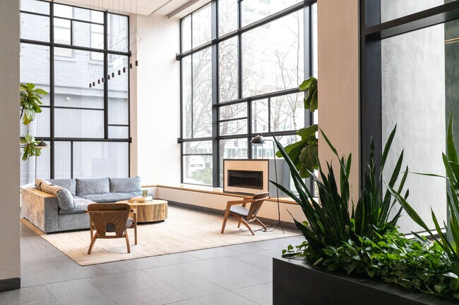 Building Photo - 165 North Des Plaines Street-SI FL12-ID748