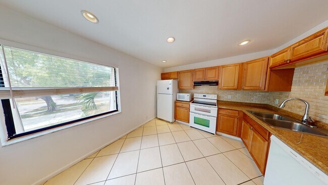 Building Photo - 1580 Montauk Dr