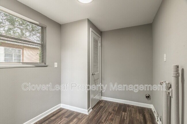 Building Photo - 402 W Wildwood Dr