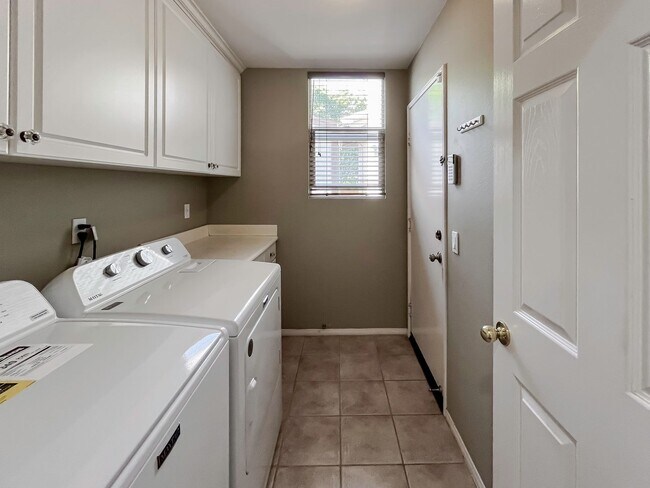 Building Photo - MUST SEE! Beautiful 3 bedroom + Loft + Office Space (or convert to 4th bedroom) + Large Backyard ...