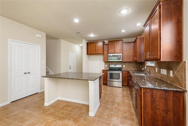 Building Photo - 17423 Waterview Dr