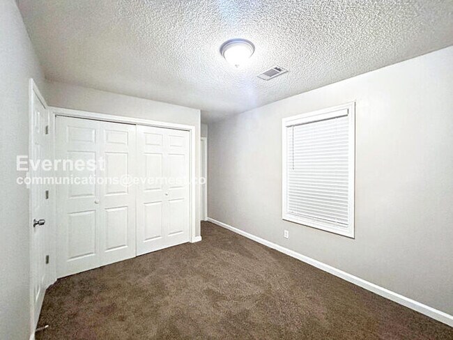 Building Photo - Limited Time Special Offer / 5 Bed, 3.5 Bath Home with Attached Garage / Pet-Friendly / Vouchers ...