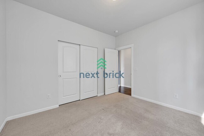 Building Photo - Spacious 5 bedrooms and 3 bathrooms Cul-de...