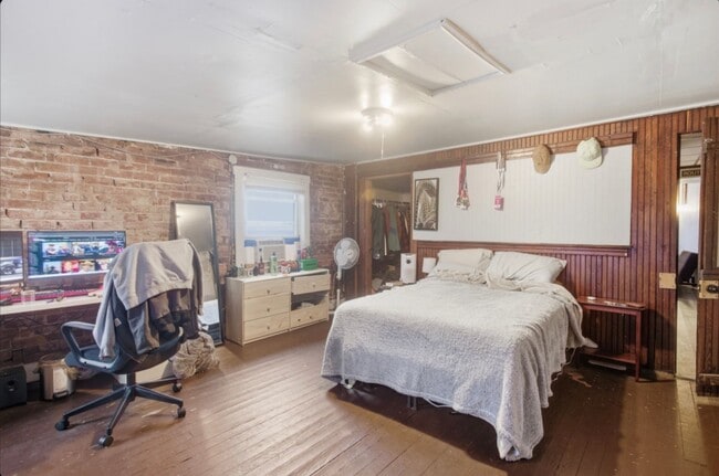 Building Photo - 2342 Stratford Ave