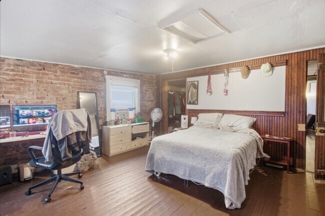 Building Photo - NT - 2342 Stratford