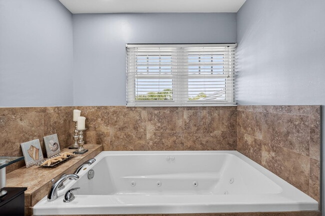 Building Photo - 805 Mainsail Cir