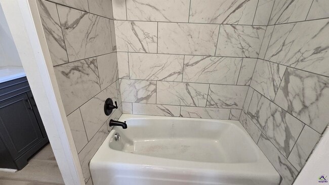 Building Photo - 621 Forest Hill Rd