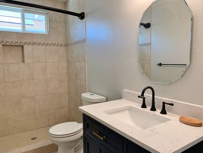 Building Photo - 900 Apricot Ln