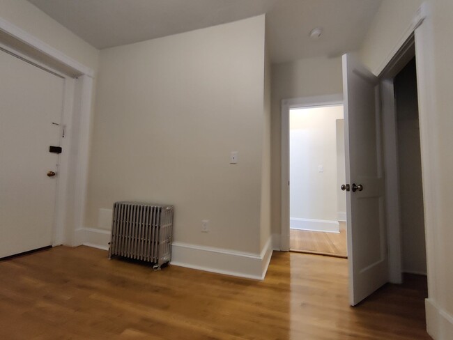 Building Photo - 2 Bedroom Split on Beacon St. No brokers F...
