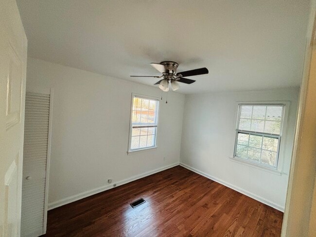 Building Photo - 1312 E 60th St