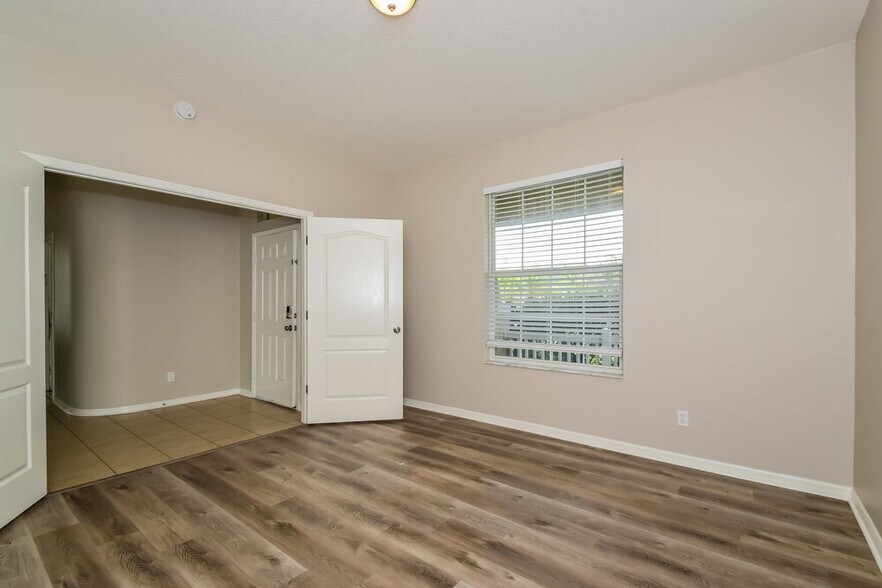 Building Photo - 405 Stone Briar Dr