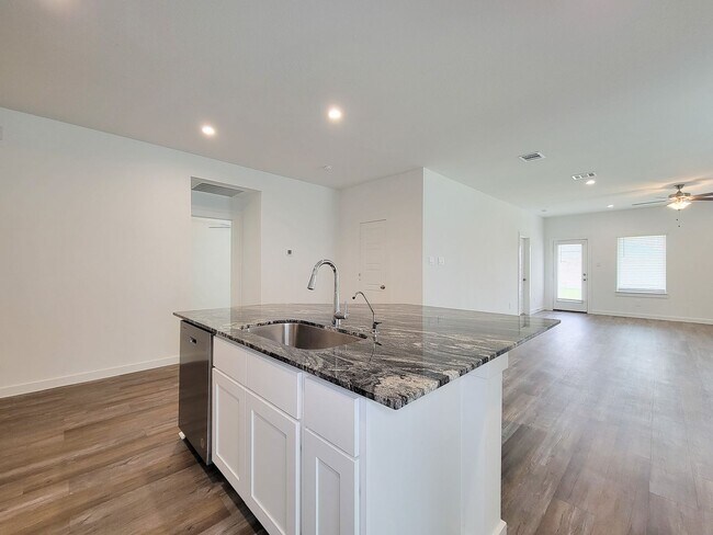 Building Photo - This stunning 4-bedroom, 2-bathroom Rosharon lease features modern upgrades, an open-concept layo...