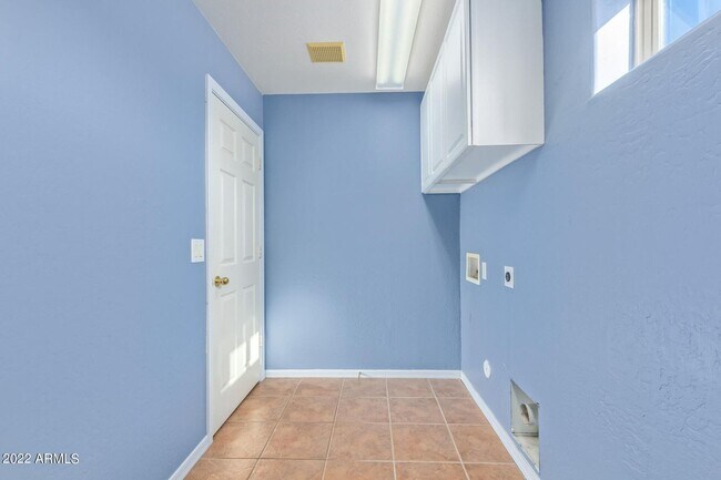 Building Photo - Beautiful 5 bedroom, 3 bathroom home in Surprise AZ