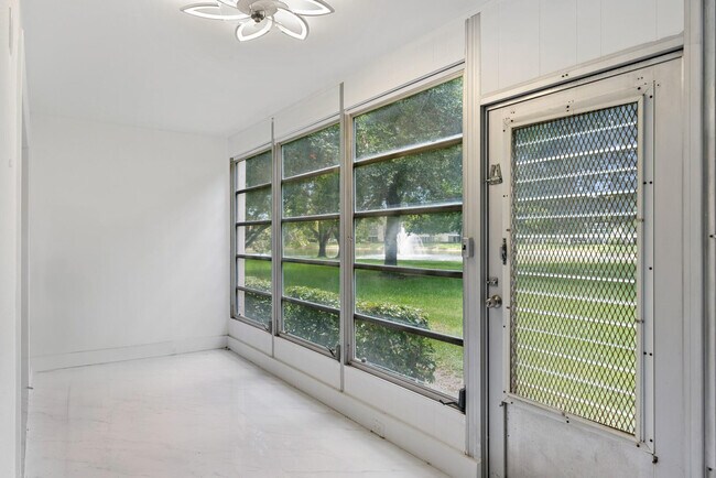 Building Photo - 2202 Lucaya Bend