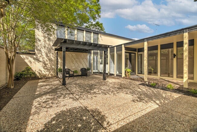 Building Photo - 147 Valley Dr