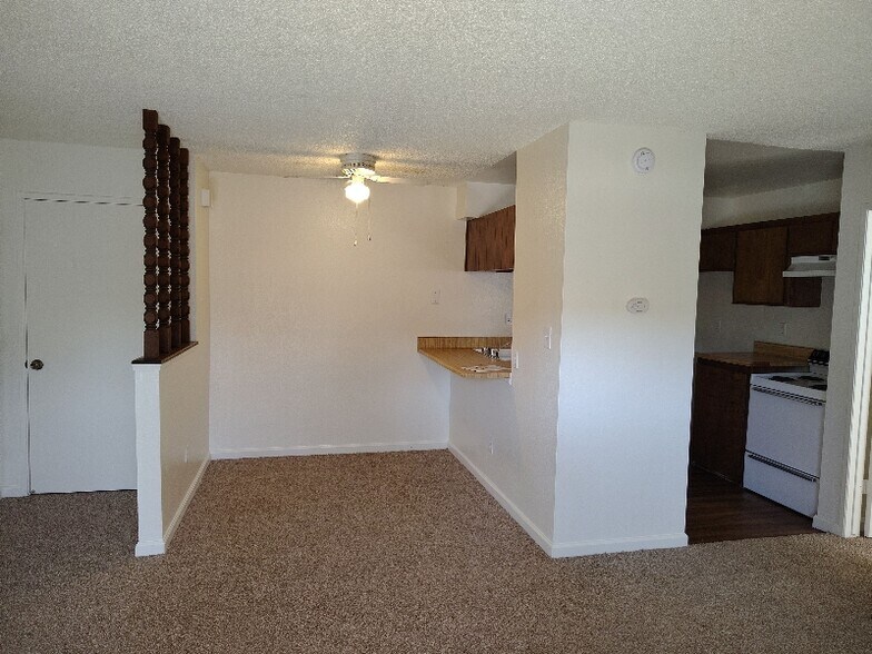 Building Photo - 2401 Christmas Tree Ln