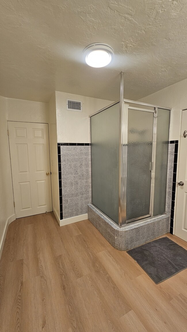 Building Photo - 476 E 7th Ave