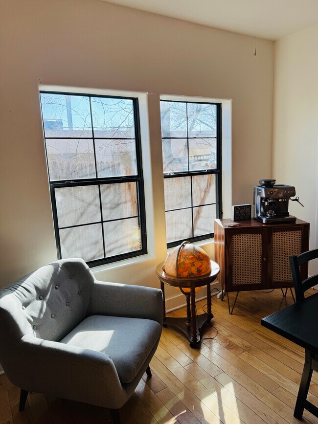 Building Photo - 412 Grove St SE