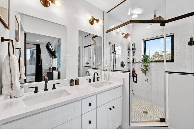 Building Photo - 1299 Newton St