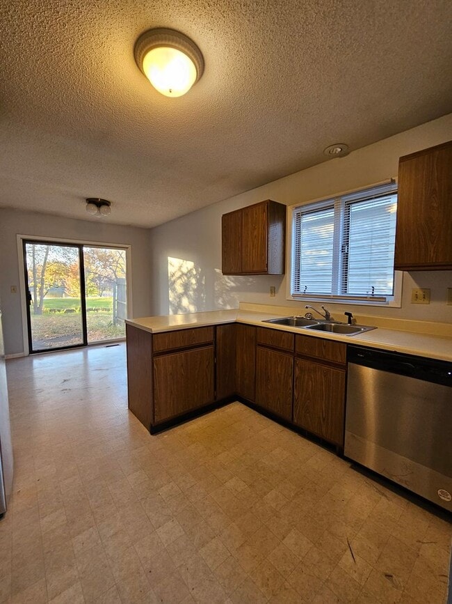 Building Photo - 2 bdrm off Mattis Ave