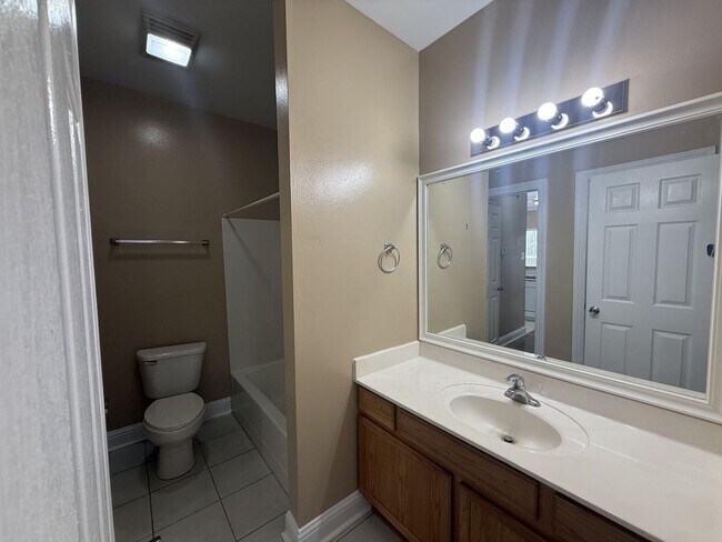 Building Photo - 2/2 Penny Lane Condo with washer/dryer