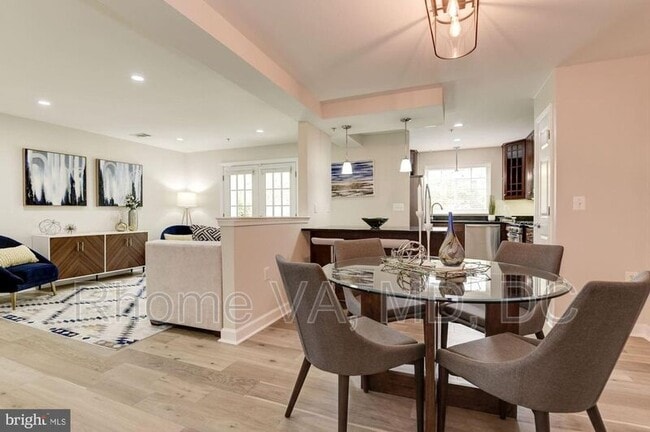 Building Photo - 4113 S Four Mile Run Dr