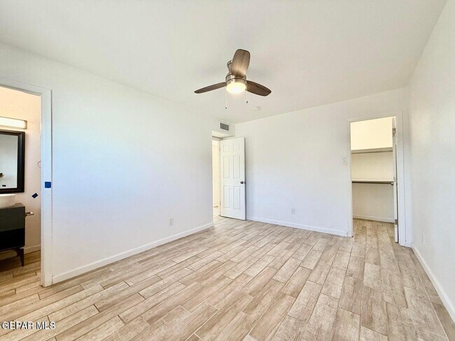 Building Photo - 10833 Cardigan Dr