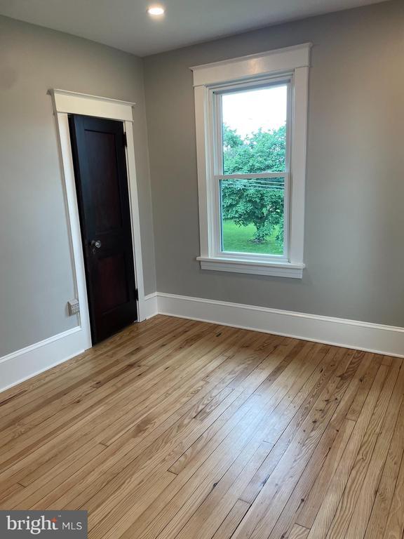 Building Photo - 12 N Kinzer Rd