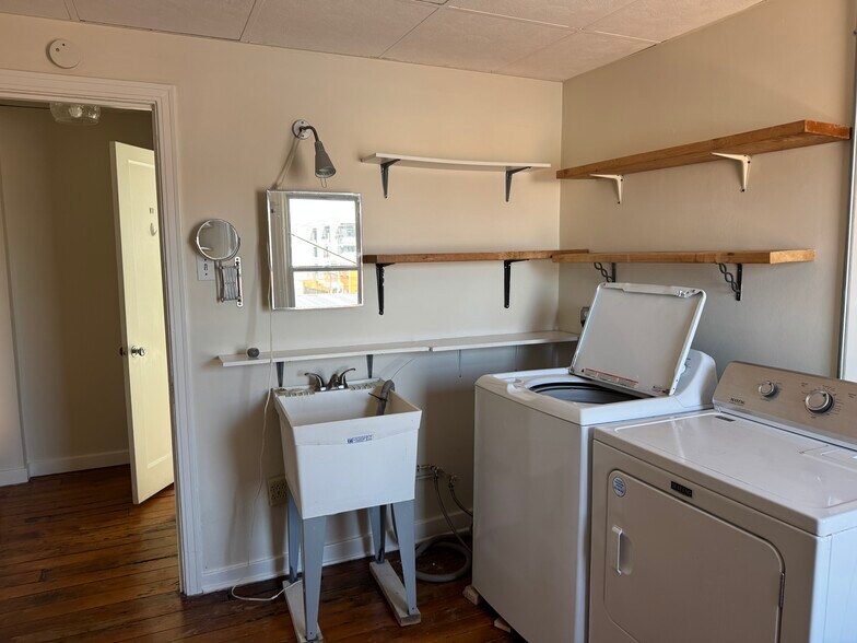 Laundry/linen room - 4747 Hatfield St
