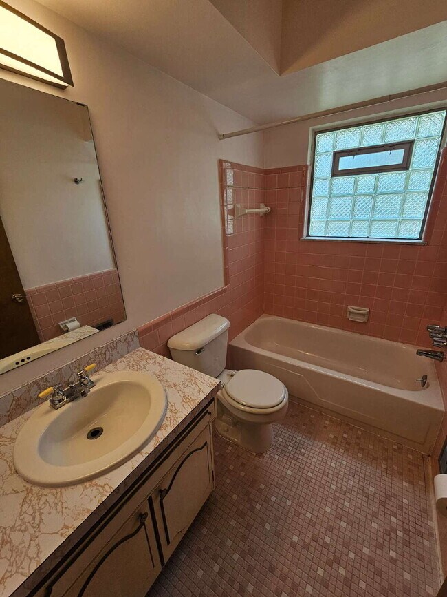 Building Photo - 2 Bedroom, 2 Bath Duplex, Huge Basement with 2-Car Garage – St. Clair Shores