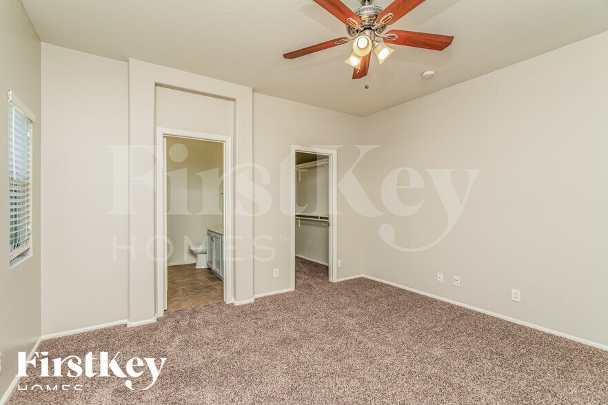 Building Photo - 931 W Oak Tree Ln