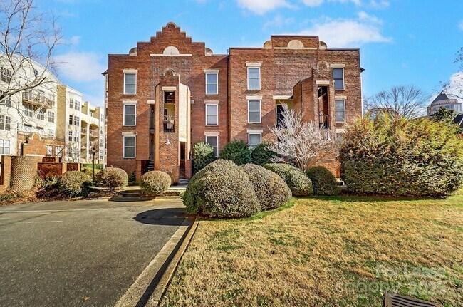 Primary Photo - 328 W 6th St