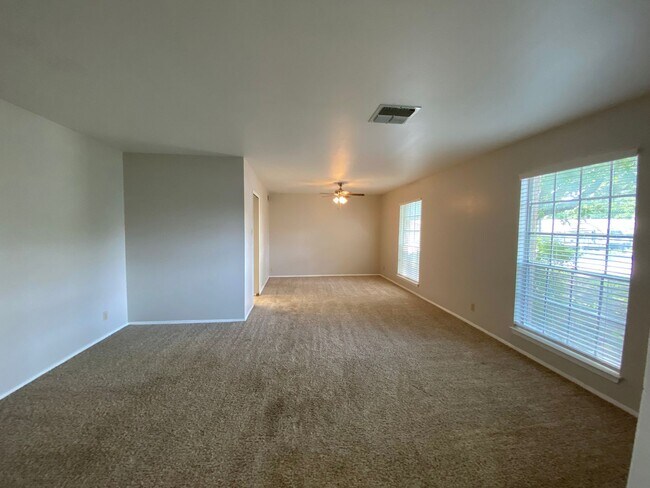 Building Photo - 4 Bedroom Home with Pool!
