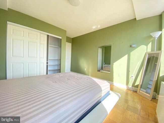 Building Photo - 922 24th St NW