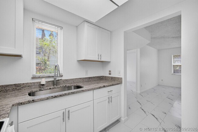Building Photo - 1628 SE Green Acres Cir