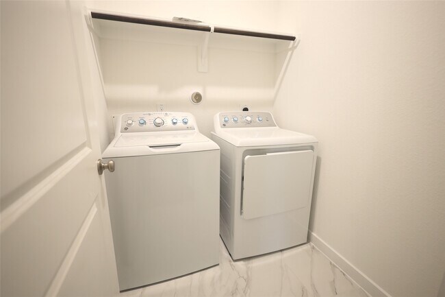 Building Photo - 27003 Golden Isle Ln