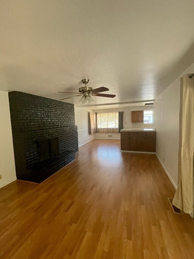 Building Photo - Gorgeous 3 bed 2 bath! (Please read entire ad before showing)