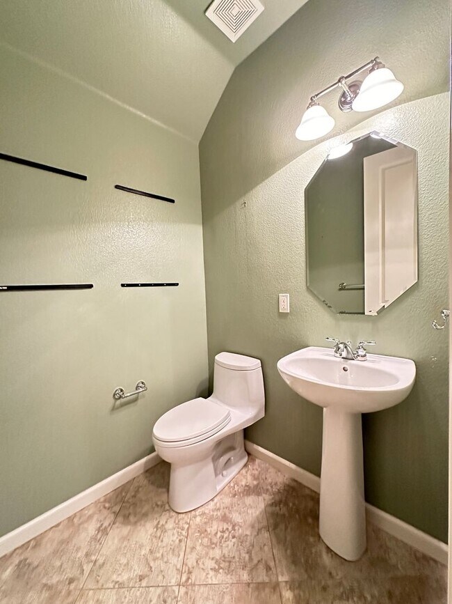 Building Photo - Large 4 Bedroom House in Hiddenbrook Commu...
