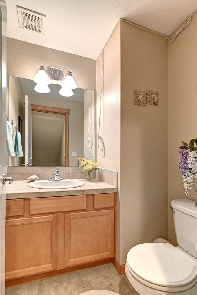 Building Photo - Immaculate Townhome with Private Patio!