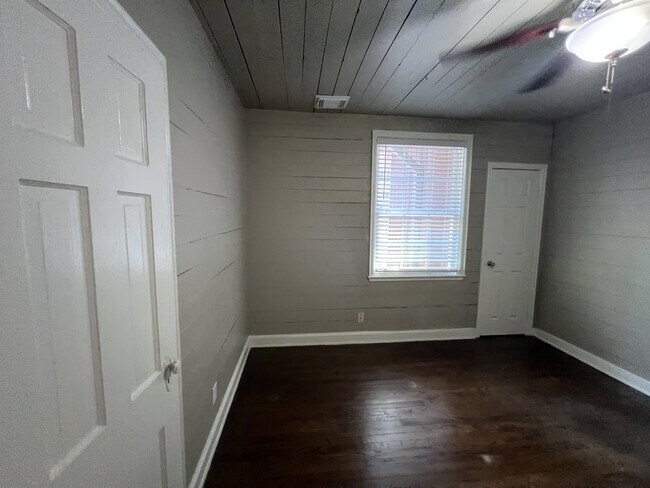 Building Photo - 300 W Dexter Dr