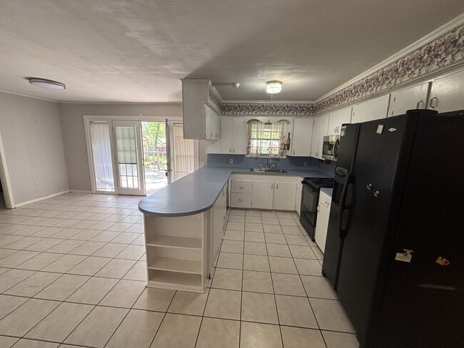 Building Photo - 906 Meadow Ln