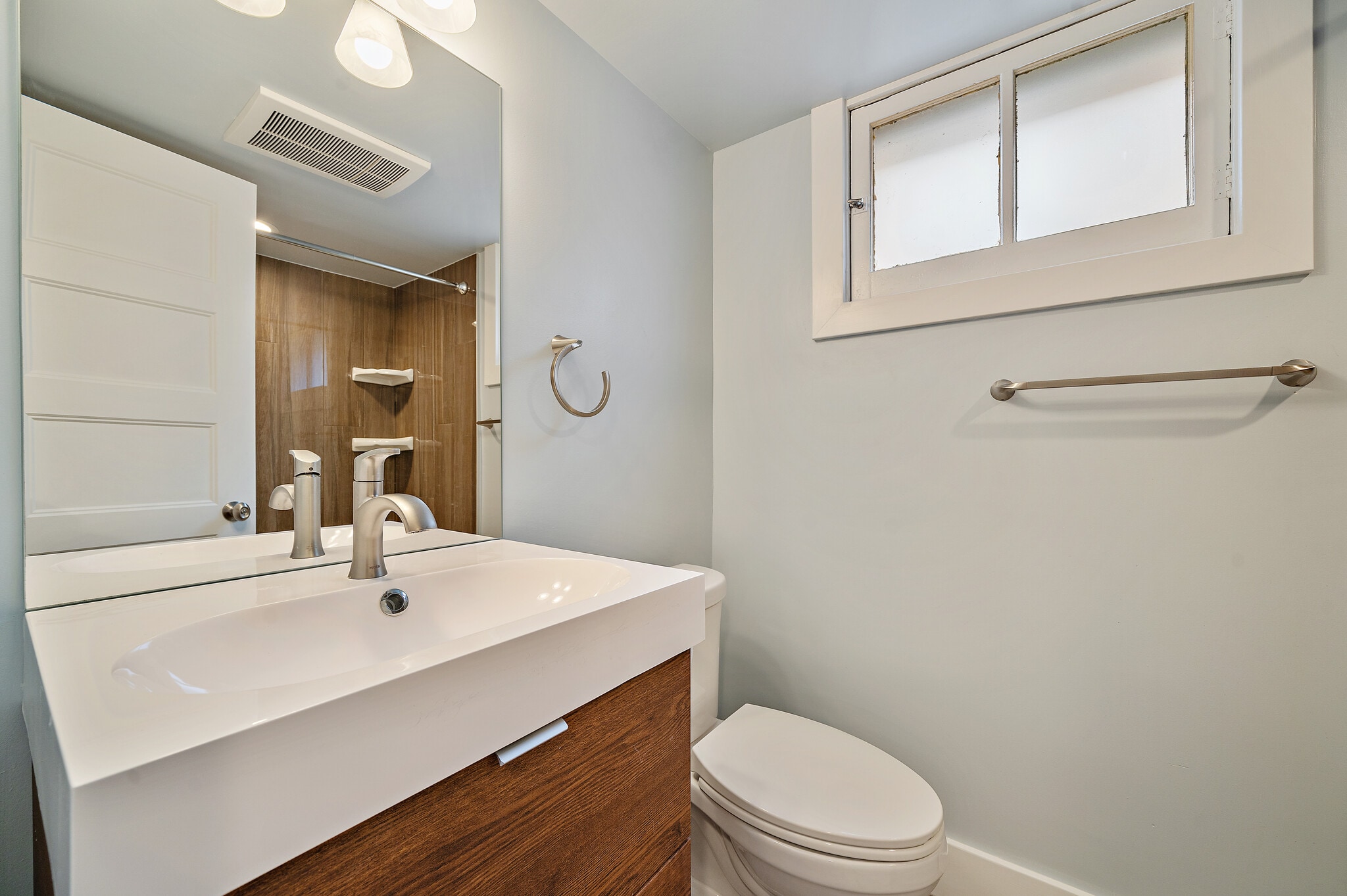 Bathroom - 4451 N Clay St