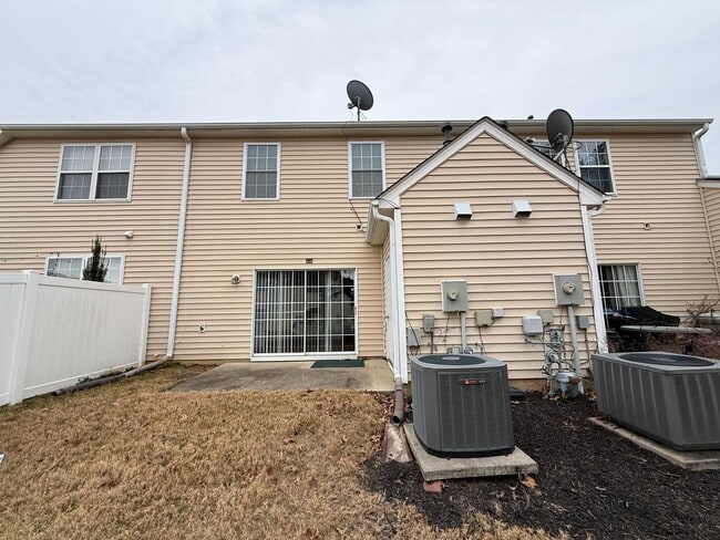 Building Photo - Comfortable 3BD, 2.5BA North Raleigh Townhome with HOA Amenities