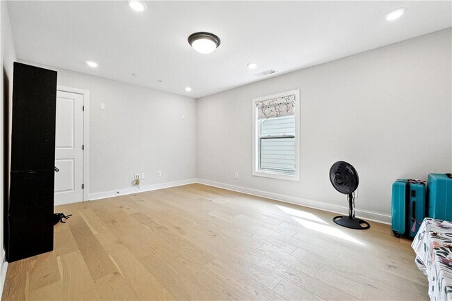 Building Photo - 805 Miranda Ter