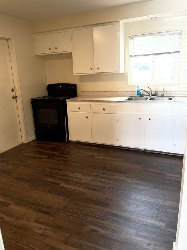 Building Photo - R539- 547 Mary Street