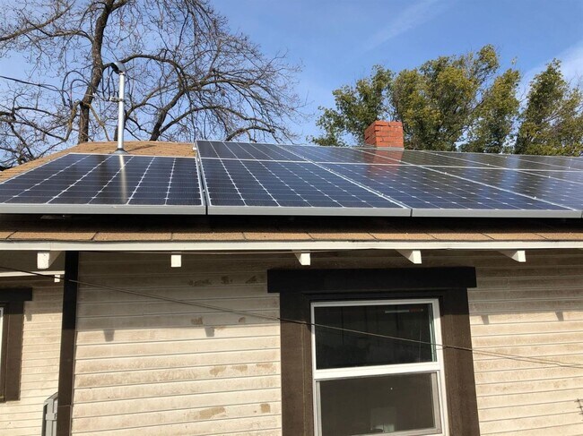 Building Photo - Charming 3 Bed / 2 Bath Home in the Tower District